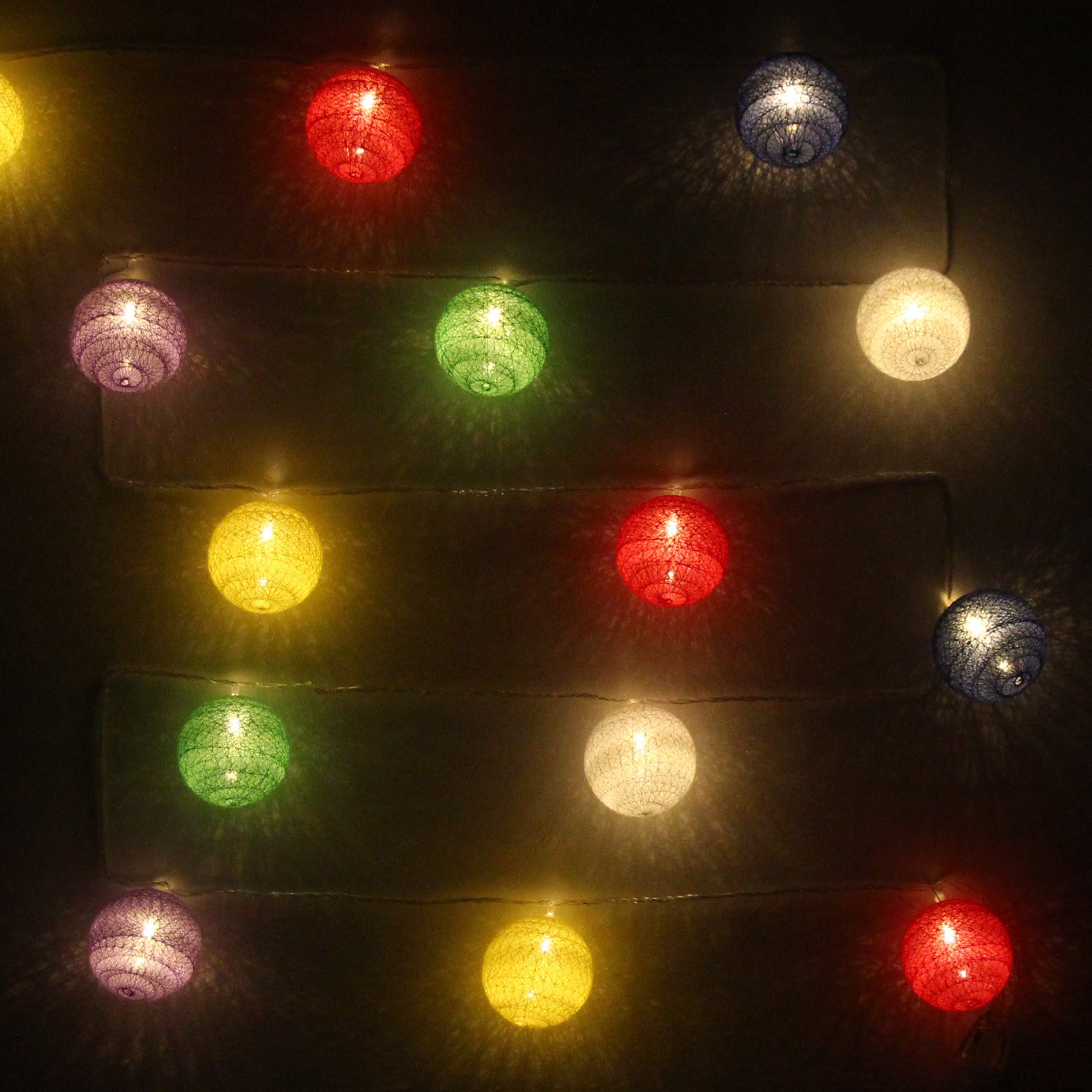 Гирлянда для дома 4 м, 20 ламп LED  с насадками "Шар плетеный" d6 см, прозр.провод, IP-20, Цветные шары (с возможностью соединения)