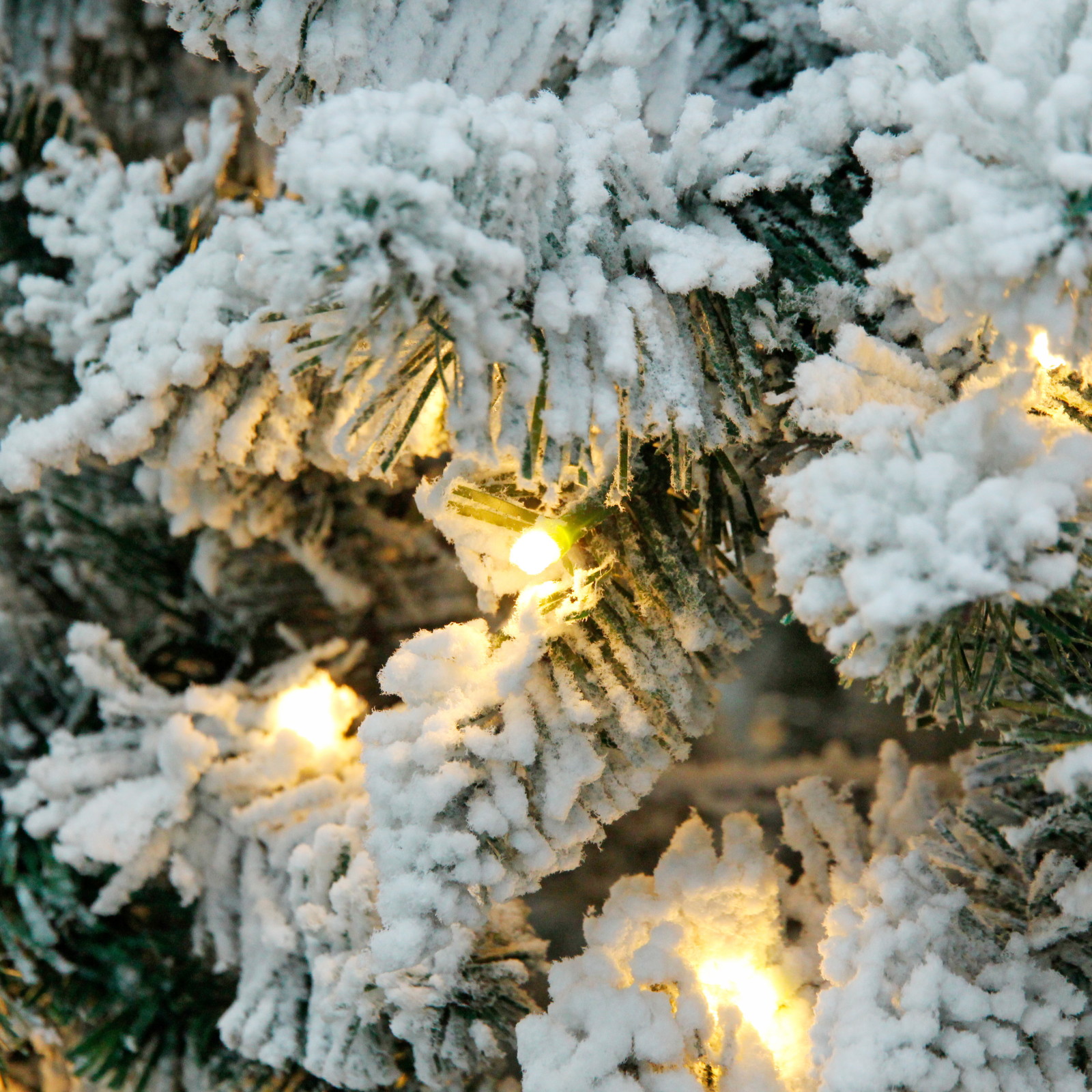 Ёлка "Снежные огни" 210 см, ПВХ с белым напылением 310 ламп LED (1222 ветки)