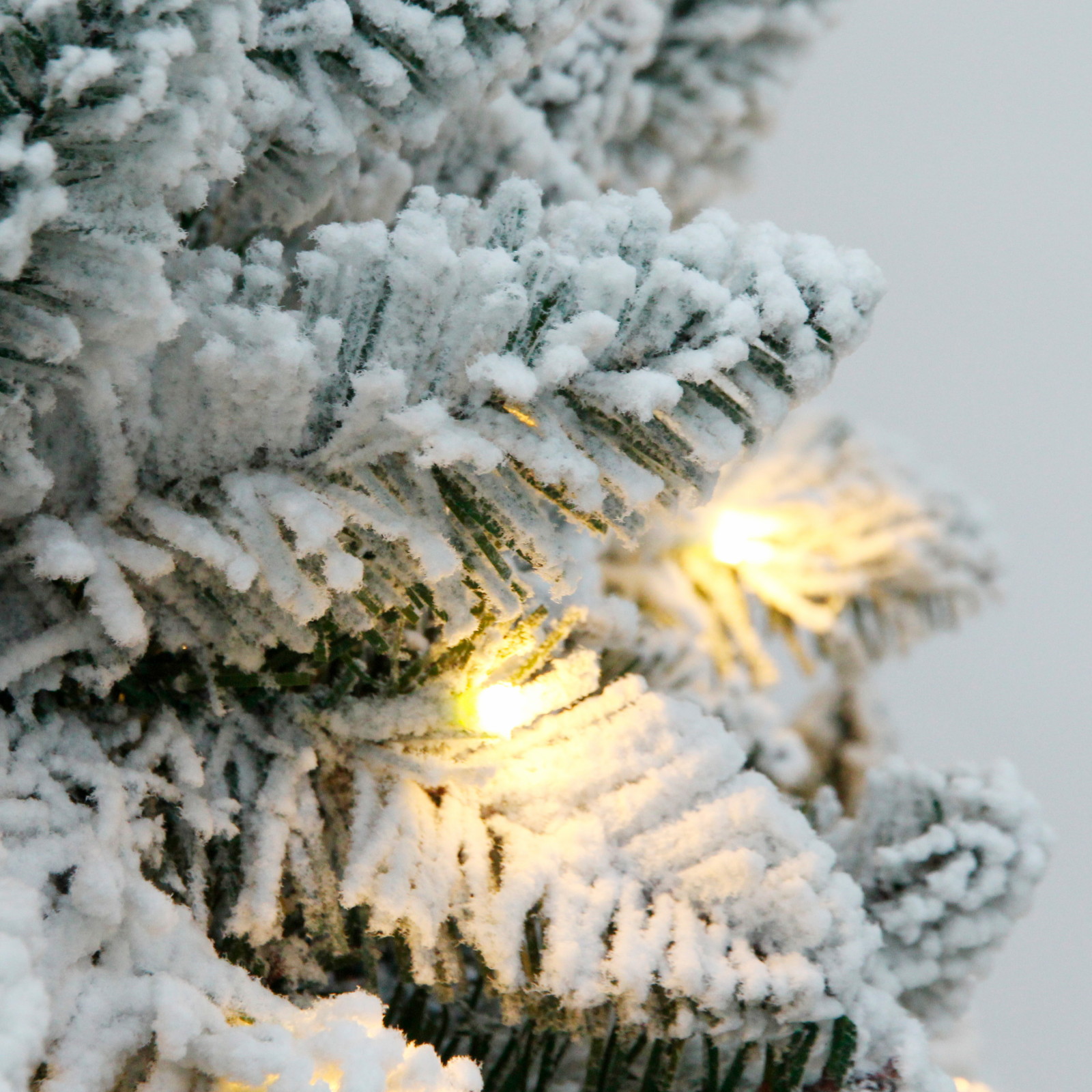 Ёлка "Снежные огни" 210 см, ПВХ с белым напылением 310 ламп LED (1222 ветки)